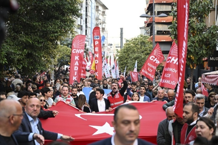 Anhänger der CHP protestieren in Istanbul gegen die Absetzung von Parteichef Özgür Özel nach einem umstrittenen Gerichtsurteil. Foto: epa/Stringer
