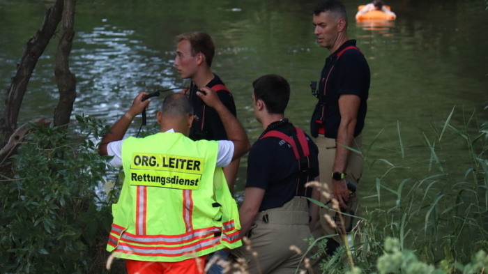 Rettungskräfte sind am Neckar in Heidelberg im Einsatz, nachdem ein 27-jähriger Mann aus dem Fluss geborgen wurde. Foto: dpa/Pr-video/rené Priebe