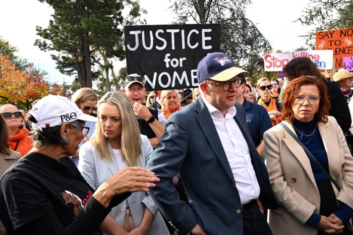Der australische Premierminister Anthony Albanese nimmt an einer Kundgebung in Canberra teil, auf der Maßnahmen zur Beendigung der Gewalt gegen Frauen gefordert werden. Foto: epa/Lukas Coch