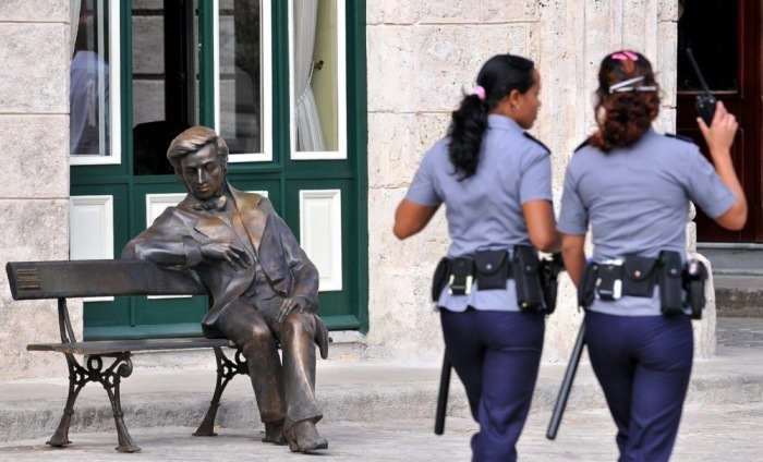 Polizistinnen gehen an der Chopin-Statue auf dem Platz San Francisco de Asís in Havanna vorbei, enthüllt zum 200. Geburtstag des Komponisten. Foto: ALEJANDRO ERNESTO/epa