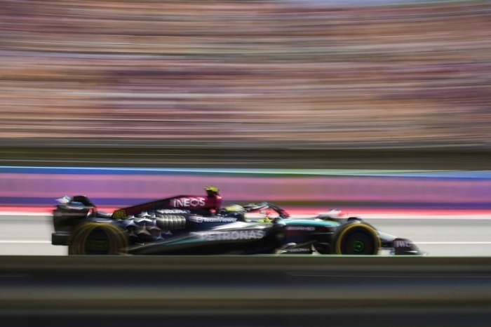 Lewis Hamilton, der britische Fahrer von Mercedes, nimmt am ersten freien Training auf der Rennstrecke von Montmelo in Barcelona teil. Foto: epa/Alejandro Garci