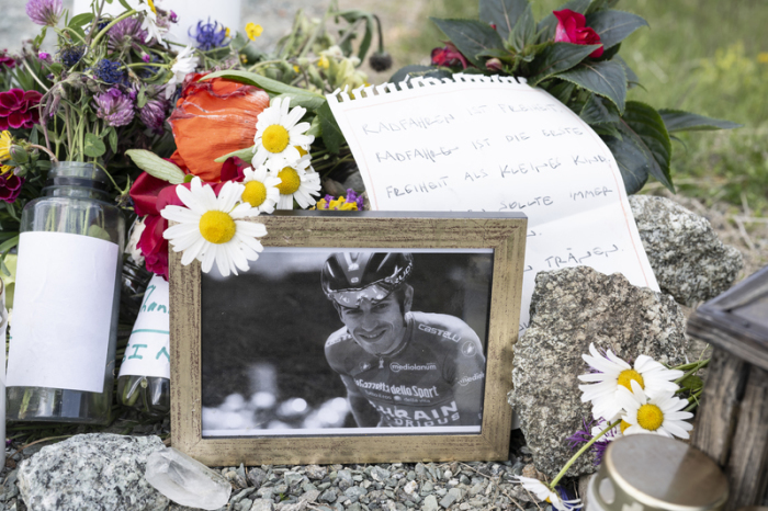Ein Bild und ein Brief wurden am Unfallort des verunglückten Radfahrers Mäder auf dem Albulapass abgelegt. Foto: Mayk Wendt/Keystone/dpa