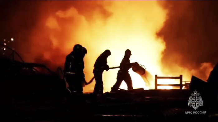In diesem Bild, das aus einem Video des Pressedienstes des russischen Ministeriums für Notfallsituationen stammt, löschen Feuerwehrleute einen Brand an einer Tankstelle in der Nä... Foto: Uncredited/Russian Emergency Ministry Press Service/ap/dpa