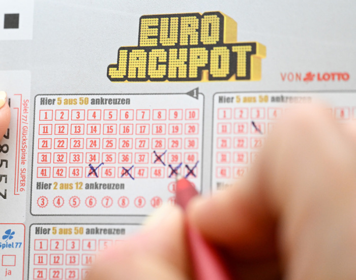Eine Person füllt einen Eurojackpot-Schein aus (gestellte Szene). Am Dienstag gibt es eine neue Chance auf den Eurojackpot - mit 120 Millionen Euro. Foto: Bernd Weißbrod/dpa