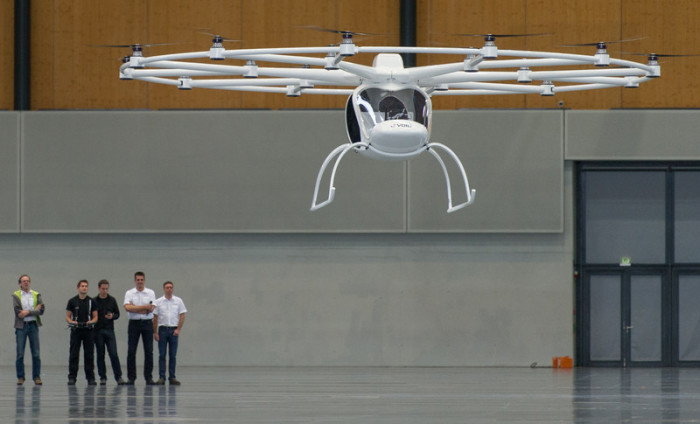  Das Foto zeigt ein Modell des Fluggeräte-Entwicklers Volocopter. Foto: epa/Uwe Anspach