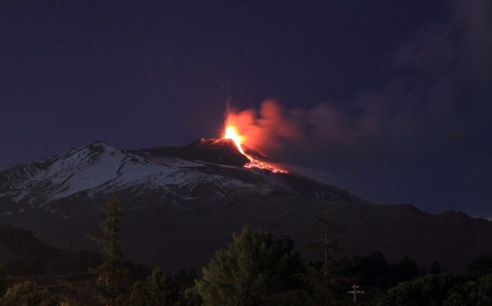  Archivaufnahme einer Eruption des Ätna auf Sizilien. Foto: epa/Giuseppe Pappa
