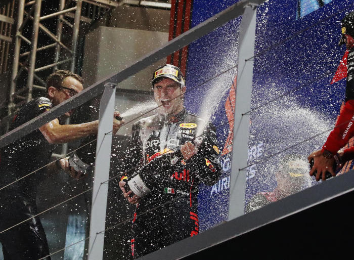 Der Erstplatzierte, der mexikanische Formel-1-Pilot Sergio Perez von Red Bull Racing (C), jubelt. Foto: epa/Tom White