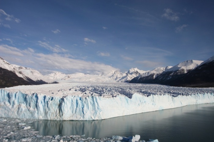 Blick auf den Gletscher Perito Moreno, der im Nationalpark Los Glaciares seinen zyklischen Bruchprozess begonnen hat. Foto: epa/Stringer