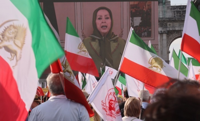 Demo anlässlich des ersten Jahrestages des Aufstands im Iran. Foto: epa/Olivier Hoslet