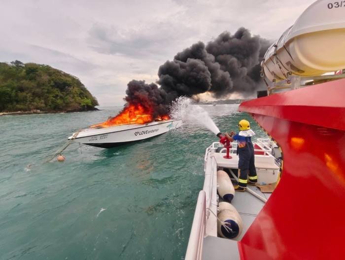 Einsatzkräfte der Provinzverwaltungsorganisation Phuket bekämpfen den Brand auf einem Speedboot in der Makham-Bucht vor Phuket. Foto: Newshawk Phuket