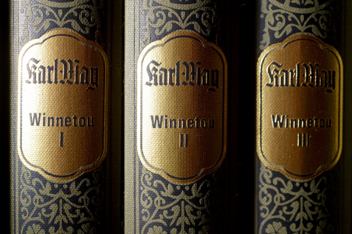Winnetou-Bücher stehen in einem Regal des Karl-May-Verlags. Foto: picture alliance/dpa