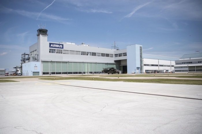 Airbus-Logo auf dem Vorfeld des deutschen Werks von Airbus Helicopters in Donauwörth. Foto: epa/Lukas Barth-tuttas