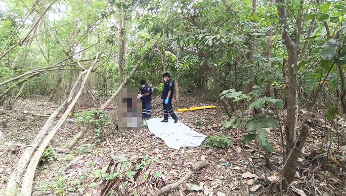 Einsatzkräfte durchsuchen das Gehölz in Pattaya, nachdem die Leiche eines russischen Staatsbürgers unter mysteriösen Umständen aufgefunden wurde. Foto: Khaosod English
