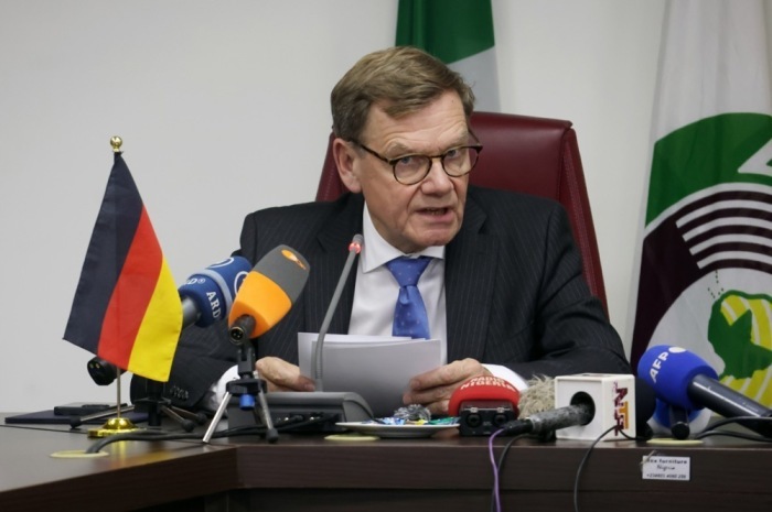 Bundesaußenminister Johann Wadephul spricht bei einem Treffen mit seiner nigerianischen Amtskollegin Bianca Odumegwu-Ojukwu in Abuja. Foto: EPA/Afolabi Sotunde