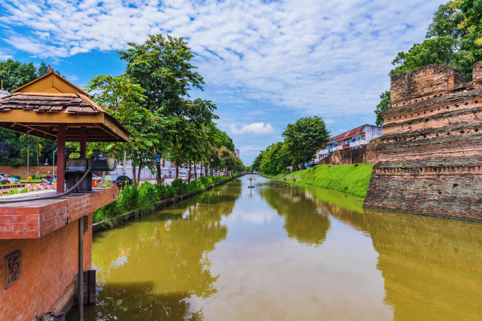 Chiang Mais Stadtgraben: Hier sollen künftig Gänse Algen fressen und so das Wasser nachhaltig reinigen. Foto: asiastock/Adobe Stock