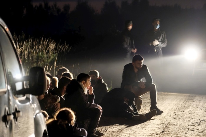 Eine Gruppe illegaler Migranten wird in Vorzova festgenommen. Foto: epa/Valda Kalnina