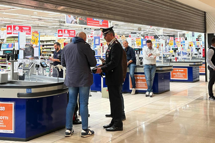 Die Polizei inspiziert den Tatort nach einer Messerstecherei in einem Supermarkt in Assago bei Mailand. Foto: epa/Sergio Pontoriero