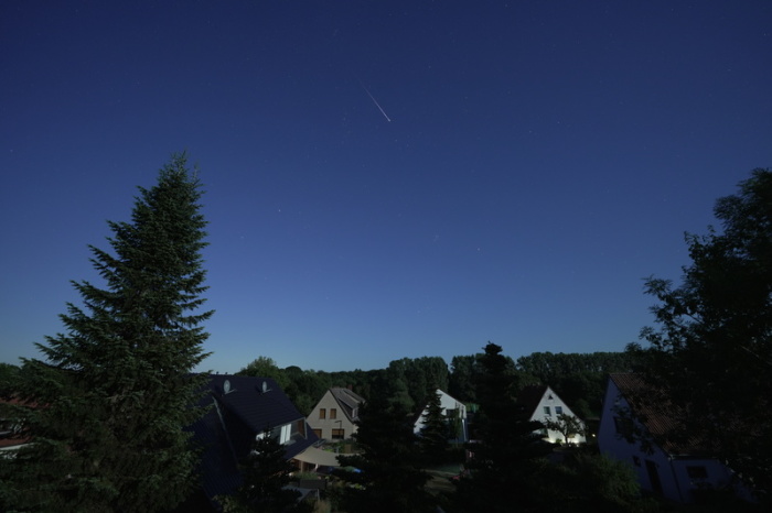 Eine Sternschnuppe verglüht am Nachthimmel. Samstagmorgen wird der Höhepunkt der Perseiden-Sternschnuppen erwartet. Die Erde fliegt dieser Tage durch die Trümmerwolke eines Kometen. Foto: Thomas Lindemann/dpa