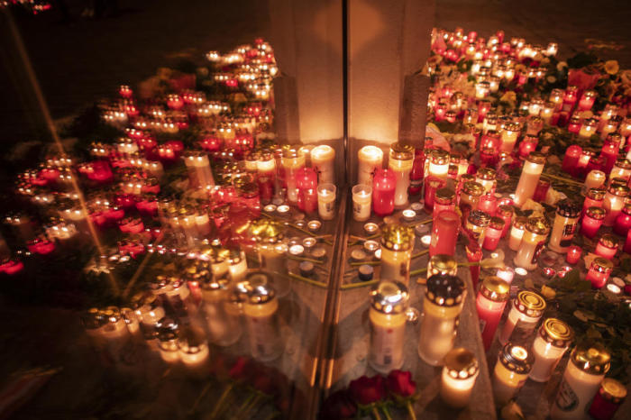 Kerzen und ein Kranz sind am Tatort mehrerer Schießereien im ersten Wiener Gemeindebezirk zu sehen. Foto: epa/Christian Bruna