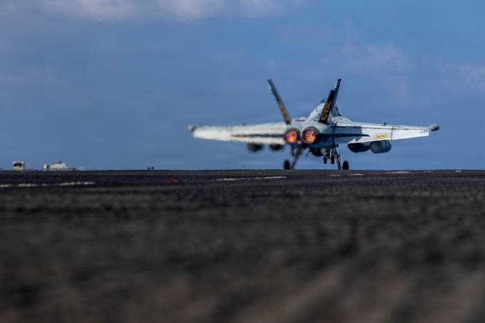 Ein US-Kampfflugzeug vom Typ EA-18G Growler startet vom Flugdeck des Flugzeugträgers USS Abraham Lincoln im Indischen Ozean. Foto: Seaman Daniel Kimmelman/Us Navy/ap/dpa