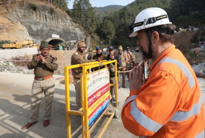 Arnold Dix (R), der Präsident der International Tunnelling and Underground Space Association, begrüßt die Menschen vor dem Betreten der Einsturzstelle in Uttarkashi. Foto: epa/Harish Tyagi