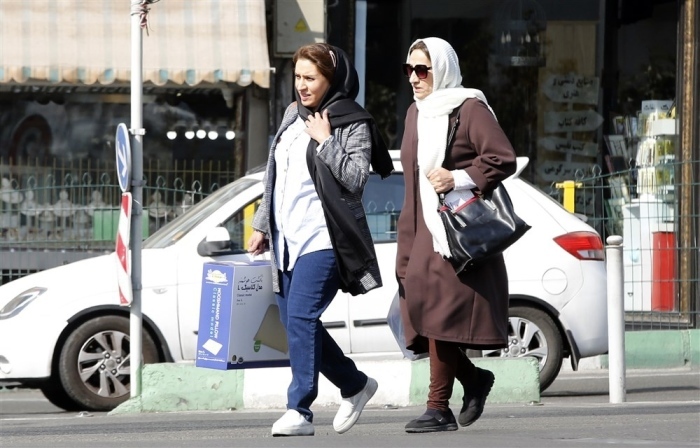 Zwei Frauen überqueren die Straße in Teheran. Foto: epa/Abedin Taherkenareh