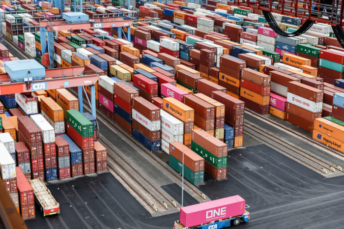 Container stehen im Containerterminal Altenwerder auf einer Abstellfläche. Foto: Markus Scholz/dpa