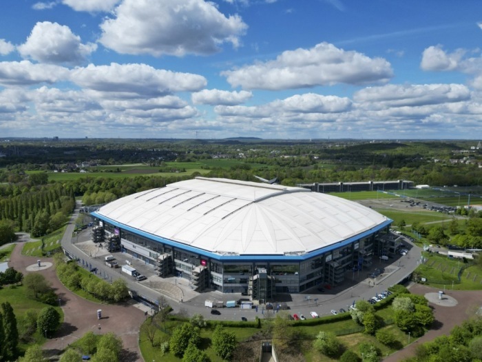 Ein Blick auf die Veltins-Arena, das Heimstadion des FC Schalke 04 und Austragungsort der bevorstehenden UEFA EURO 2024, in Gelsenkirchen. Foto: epa/Christopher Neundorf