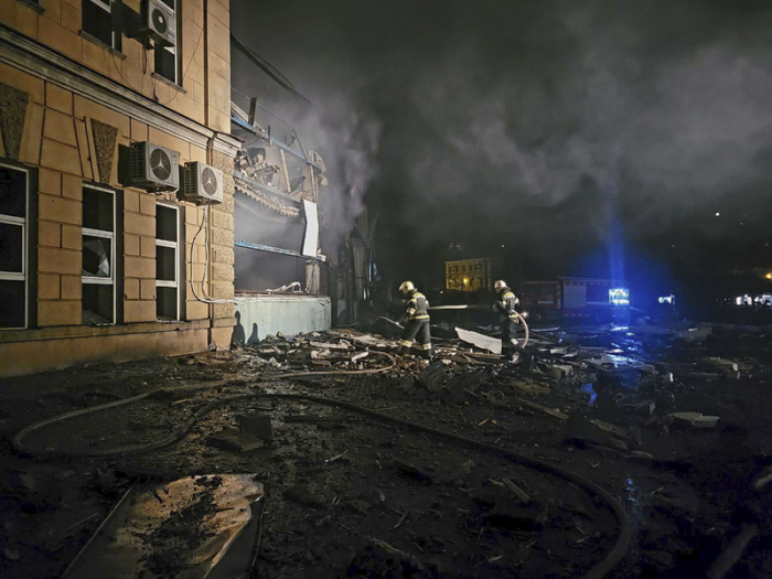 Auf diesem von der Stadtverwaltung von Odessa zur Verfügung gestellten Foto untersuchen ukrainische Rettungskräfte den Ort des russischen Raketenangriffs im Zentrum von Odessa in der Ukraine, i... Foto: Uncredited/Odesa City Administration/ap/dpa