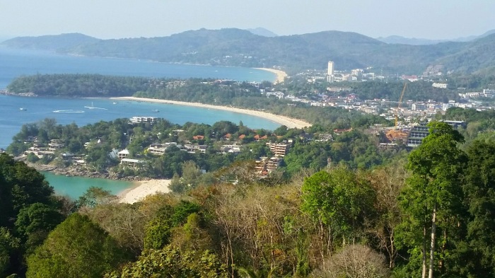 Blick über die Küstenlandschaft von Phuket mit Stränden, Hügeln und Siedlungen. Archivfoto: DER FARANG.