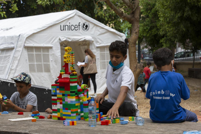 Kinder spielen bei Aktivitäten, die von Wohlfahrtsverbänden und Gruppen der Zivilgesellschaft unter der Schirmherrschaft von UNICEF für libanesische und syrische Kinder organisiert werden. Foto: epa/Nabil Mounzer