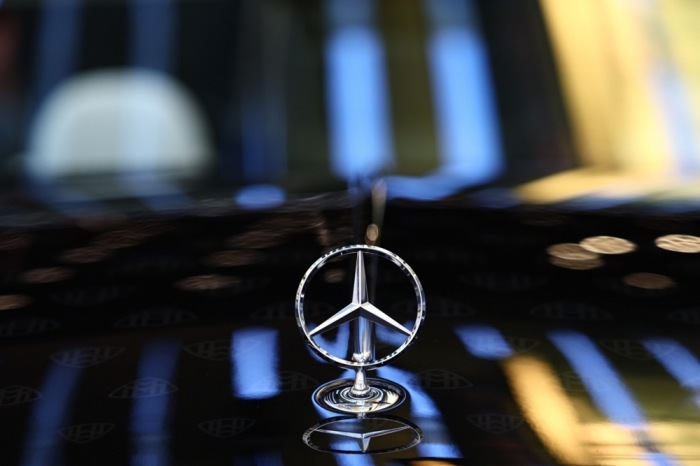Das Mercedes-Logo auf einem Maybach SL 680 bei der Weltpremiere des neuen GLC in München. Foto: EPA/Anna Szilagyi