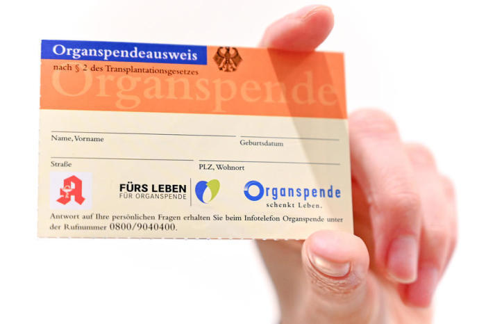 Eine Frau zeigt einen Spenderausweis in Mönchengladbach. Foto: epa/Sascha Steinbach