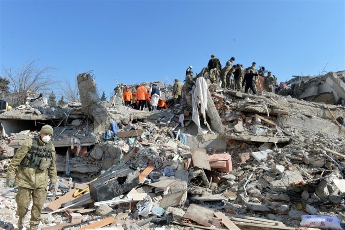 Türkische Soldaten suchen in Islahiye in einem eingestürzten Gebäude nach Opfern. Foto: EPA-EFE/Necati Savas