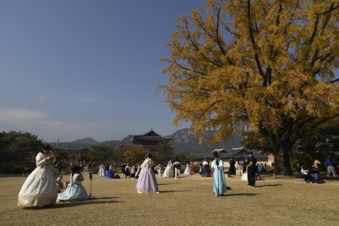 Touristen in Hanbok posieren für Fotos am Gyeongbokgung-Palast in Seoul und genießen die historische Atmosphäre. Foto: epa/Jeon Heon-kyun