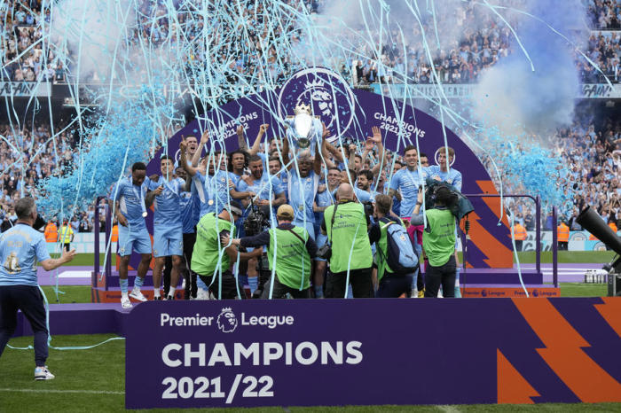 Fernandiniho (C) von Manchester City hebt den Pokal in die Höhe, während seine Teamkollegen nach dem Sieg feiern. Foto: epa/Andrew Yates
