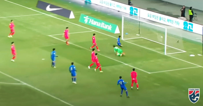 In leuchtendem Blau tritt das thailändische Team gegen die in Rot gekleideten Spieler Südkoreas an, während ein entscheidender Moment des Spiels festgehalten wird. Foto: Thairath