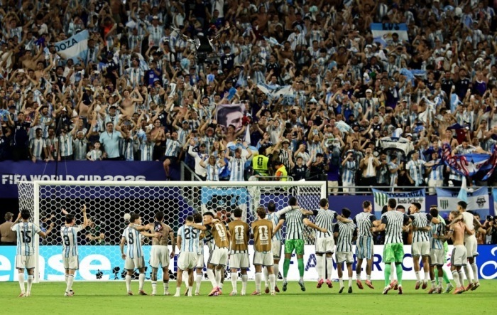 Argentiniens Spieler feiern nach dem 3:2-Sieg gegen Kap Verde im WM-Sechzehntelfinale mit ihren Fans. Foto: EPA/Ronald Wittek