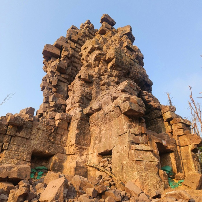 Die Tempelruine von Prasat Ta Kwai in Surin befindet sich in stark beschädigtem Zustand und soll restauriert werden. Bild: Tourism Authority of Thailand Surin-Sisaket