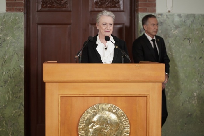 Berit Reiss-Andersen, die Vorsitzende des Nobelkomitees, verkündet im Nobelinstitut in Oslo die Gewinner des diesjährigen Friedenspreises. Foto: epa/Heiko Junge