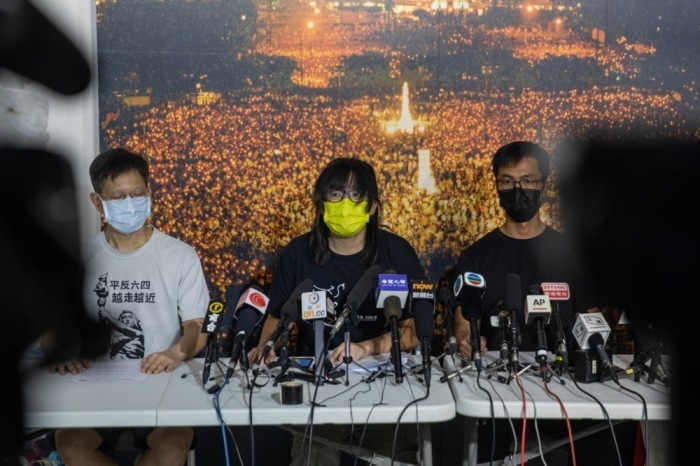 Die stellvertretende Vorsitzende der Hongkonger Allianz zur Unterstützung der patriotischen demokratischen Bewegungen Chinas, Chow Hang-tung (C), und andere Mitglieder nehmen an einer Pressekonferenz in Hongkong teil. Foto: epa/Jerome Favre