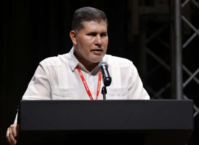 Vizepremier Oscar Pérez-Oliva spricht auf der Havanna-Messe über die Wirtschaftsstrategie der kubanischen Regierung. Foto: EPA/Ernesto Mastrascusa ’25