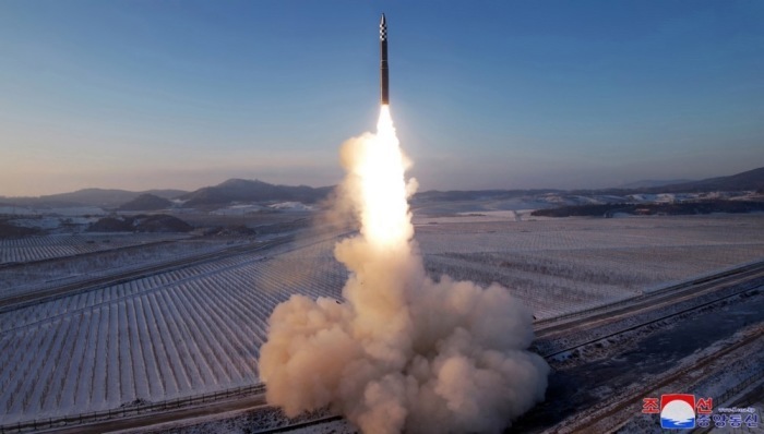 Start einer Interkontinentalrakete (ICBM) vom Typ Hwasong-18 mit festem Treibstoff an einem nicht genannten Ort in Nordkorea. Foto: epa/Kcna