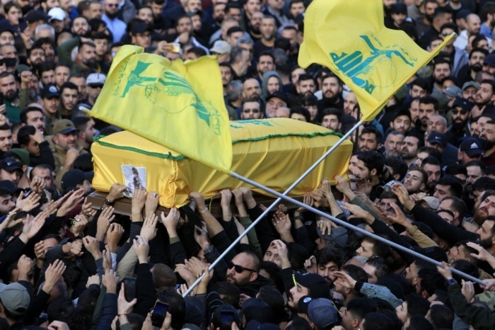 Trauergemeinde trägt den Sarg des ranghohen Hisbollah-Kommandeurs Wissam al-Tawil, auch bekannt als Haj Jawad, in seiner Heimatstadt Khirbet Selm. Foto: epa/Str
