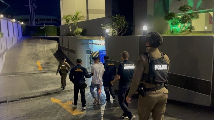 Einsatzkräfte bringen einen der Festgenommenen aus der Tiefgarage des Gebäudes. Bild: TM.TV