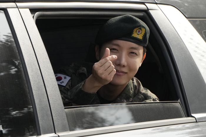 BTS-Mitglied J-Hope zeigt sich nach seiner Entlassung aus dem südkoreanischen Militärdienst Foto: dpa/Ahn Young-joon