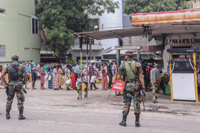 Der Alltag inmitten der Wirtschaftskrise in Sri Lanka. Foto: epa/Chamila Karunarathne