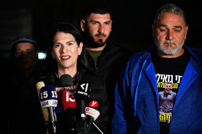 Itzik und Talik Gvili, die Eltern der israelischen Geisel Ran Gvili, sprechen in ihrem Haus im Dorf Meitar mit Journalisten, nachdem bekannt wurde, dass seine sterblichen Überreste aus dem Gazastreifen geborgen wur... Foto: AP/Ohad Zwigenberg/dpa