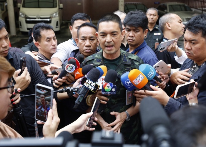 Armeesprecher Maj Gen Winthai Suvaree informiert in Bangkok die Medien über die nächtlichen Angriffe kambodschanischer Truppen. Foto: epa-efe/Narong Sangnak