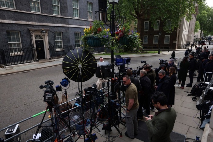 Journalisten warten vor der Downing Street 10 in London. Die Debatte über Premier Keir Starmers Zukunft hält weiter an. Foto: EPA/Andy Rain